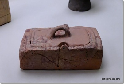 Ceramic box and lid, LBIIb, from Beth Shean temple, tb072311539