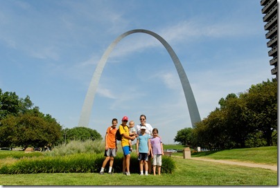 120801630tb Gateway Arch with family