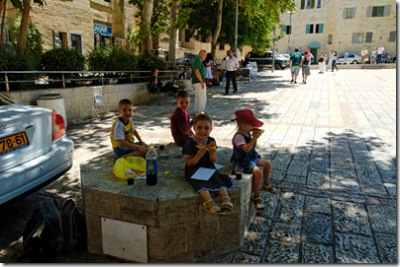 070712108tb Kids eating pizza in Jewish Quarter